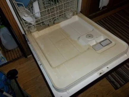 Fehér film az ételek mosás után a mosogatógépbe
