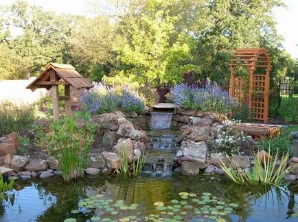 Pond красив дизайн и градина вила на снимката езерото