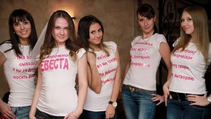 Тениски с надписи в моминско парти, за да купуват или правят собствените си ръце