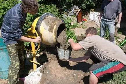 Cum se amestecă mortarul într-un mixer de beton și manual