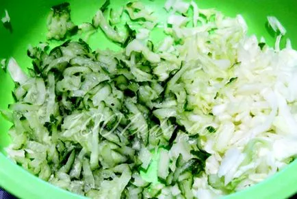 Cum de a găti salata de varza cu castraveti si smantana - coleslaw 1001 produse alimentare