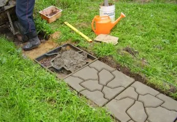 Hogyan készítsünk saját alakját, hogy kitöltse a kerti utak