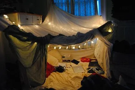 Как да си направим палатка от одеяла и възглавници Фото
