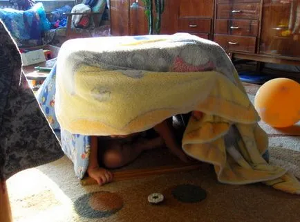 Как да си направим палатка от одеяла и възглавници Фото