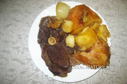 Cartofi copti cu carne într-un ceaun - gata pentru natură