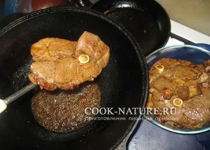 Cartofi copti cu carne într-un ceaun - gata pentru natură