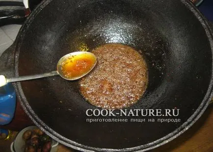 Cartofi copti cu carne într-un ceaun - gata pentru natură