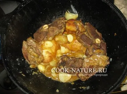 Cartofi copti cu carne într-un ceaun - gata pentru natură