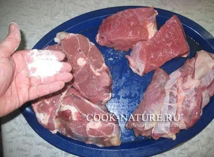 Cartofi copti cu carne într-un ceaun - gata pentru natură