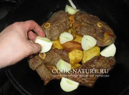 Cartofi copti cu carne într-un ceaun - gata pentru natură