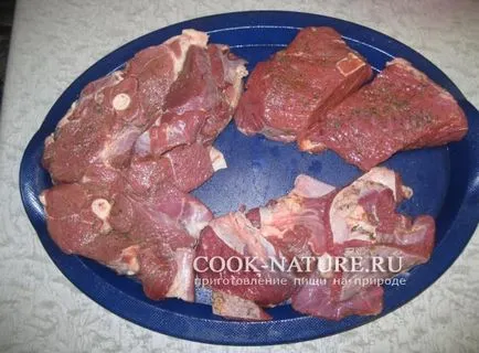 Cartofi copti cu carne într-un ceaun - gata pentru natură