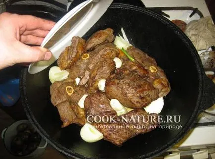 Cartofi copti cu carne într-un ceaun - gata pentru natură