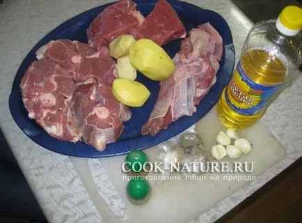 Cartofi copti cu carne într-un ceaun - gata pentru natură