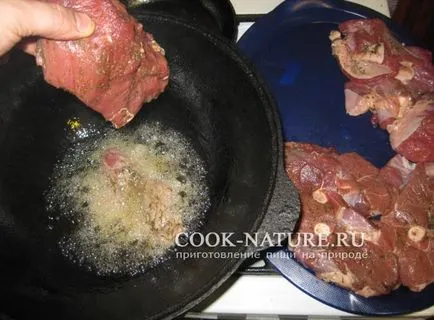 Cartofi copti cu carne într-un ceaun - gata pentru natură