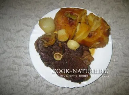 Cartofi copti cu carne într-un ceaun - gata pentru natură