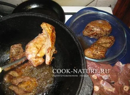 Cartofi copti cu carne într-un ceaun - gata pentru natură