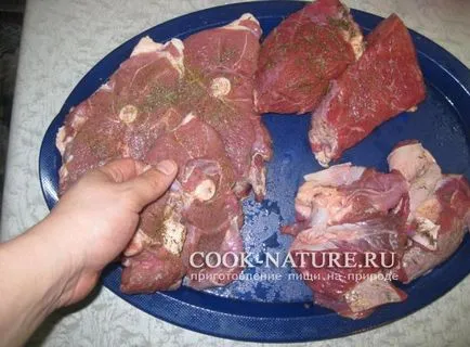 Cartofi copti cu carne într-un ceaun - gata pentru natură