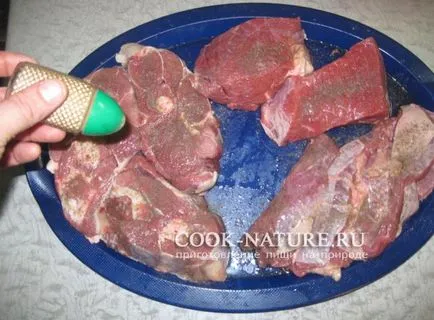 Cartofi copti cu carne într-un ceaun - gata pentru natură