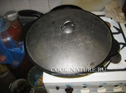 Cartofi copti cu carne într-un ceaun - gata pentru natură