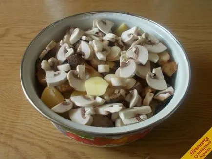 Burgonya pörkölt hús és gombák (lépésről lépésre recept fotók)