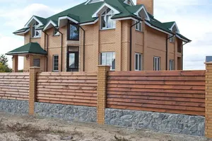 Kombinált kerítés a házak, magánlakások, a telepítés a kerítés kezével