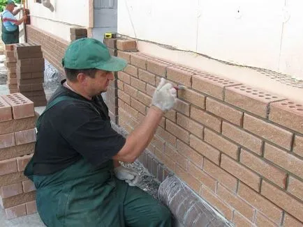 Bricklaying dezlega sub videoclipul lui mâini