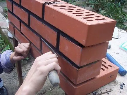 Bricklaying dezlega sub videoclipul lui mâini