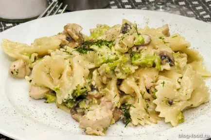 Paste în sos de smântână cu broccoli, carne de pui si ciuperci fotoretsept incrementală