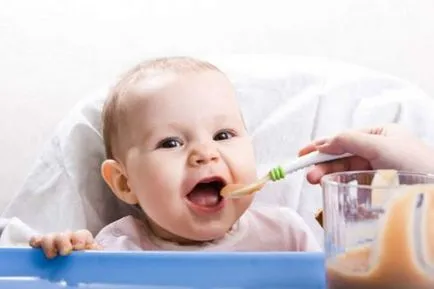 Хранене на детето при 5 меню месеца в гърдата и изкуствено хранените