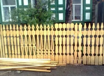 Un gard de țăruși cu mâinile lor ridice gard decorativ