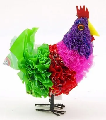 Műanyagból készült zacskók kezükben virágok, koszorú, karácsonyfa, kakas, fotó és videó