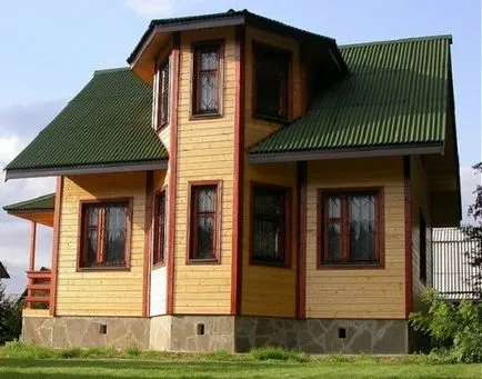 Case cu mansardă și balcon fotografii