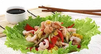 Salate cu un festin delicios mic cocktail de mare