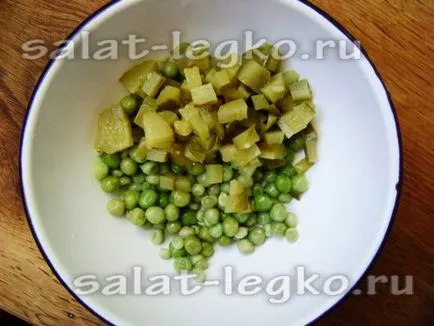 Saláta zöldborsó és savanyúságok - a recept egy fotó