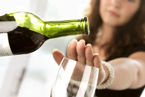 Симптоми и причини за отравяне вино и какво да правят, оказване на първа помощ