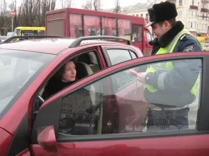 Bírság a közlekedési rendőrök a vezetői engedély nélkül vagy lejárt tanúsítvány