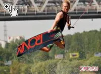 Alunecare peste wakeboarding valuri