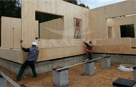 Construcție de panouri lipite din lemn