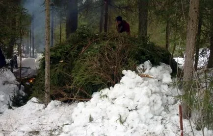 Construcția de adăpost de iarnă pentru noapte în pădure, cort de iarna