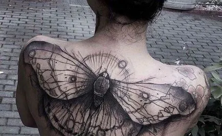 Tetoválás a hátán