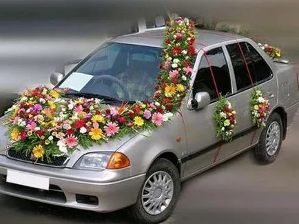 Esküvői autó díszített szalagokkal és virágokkal