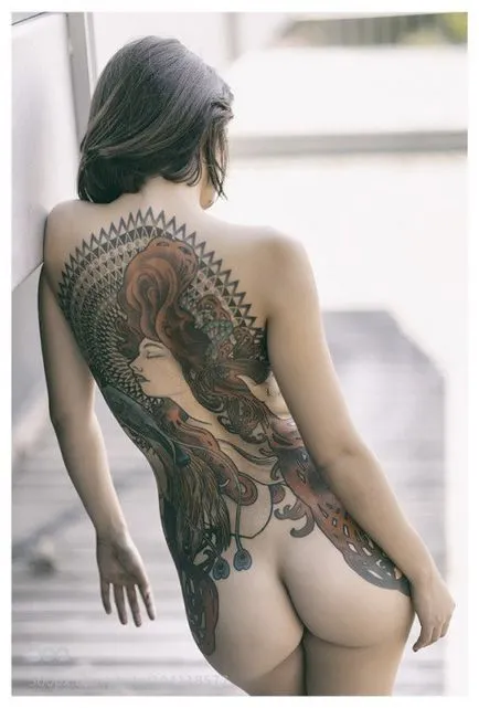 Tetoválás a hátán