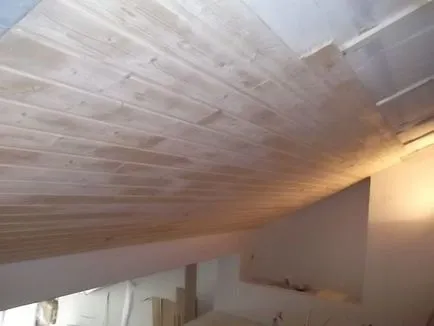 Al doilea etaj într-un apartament studio sau un dormitor la mezanin cu mâinile lor!