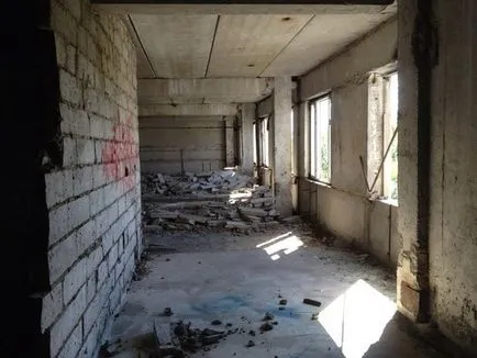 Elhagyott kórházi épület a sziget jávorszarvas