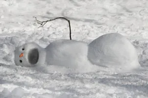 Téli játékok gyerekeknek az utcán