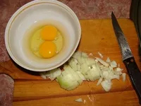 Пържени картофи с яйца и лук