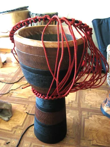 înlocuirea pielii de pe Djembe (Jambi, Jambi, tambur), în cazul în care izbucni djembe