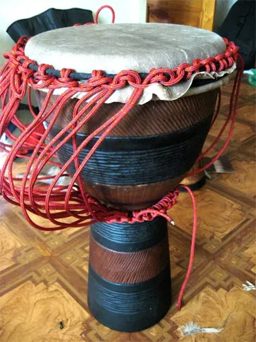 înlocuirea pielii de pe Djembe (Jambi, Jambi, tambur), în cazul în care izbucni djembe