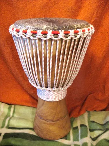 înlocuirea pielii de pe Djembe (Jambi, Jambi, tambur), în cazul în care izbucni djembe