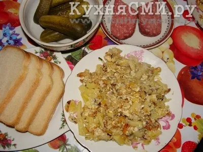 Пържени картофи с яйца и лук